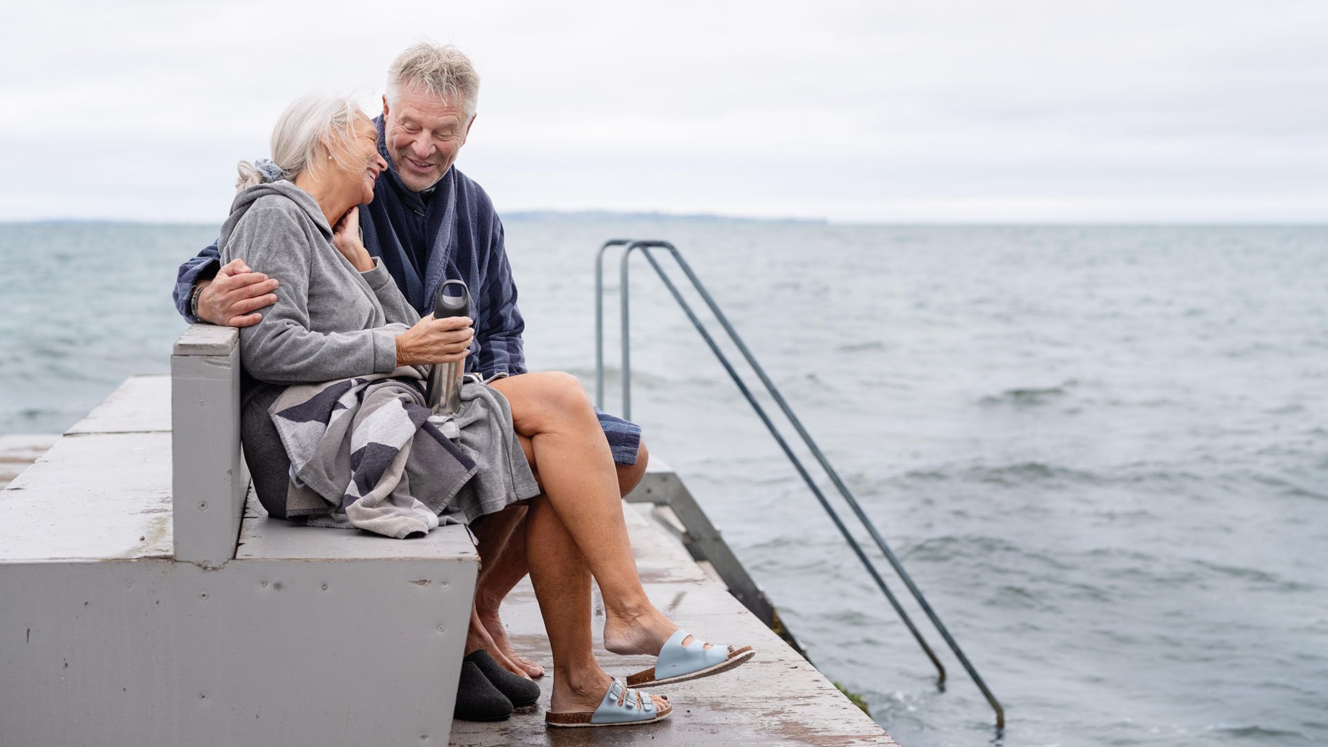 Ældre par på badebro ved havet